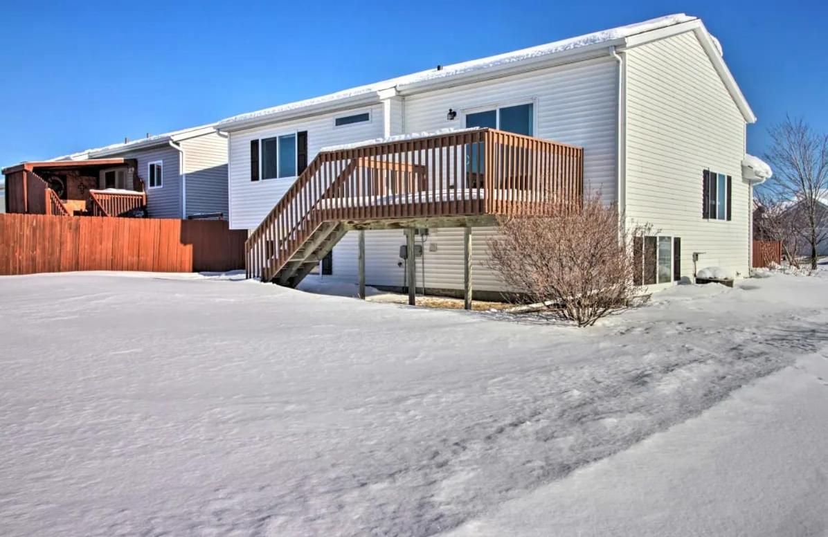 Welcoming West Fargo Retreat W Backyardヴィラ エクステリア 写真