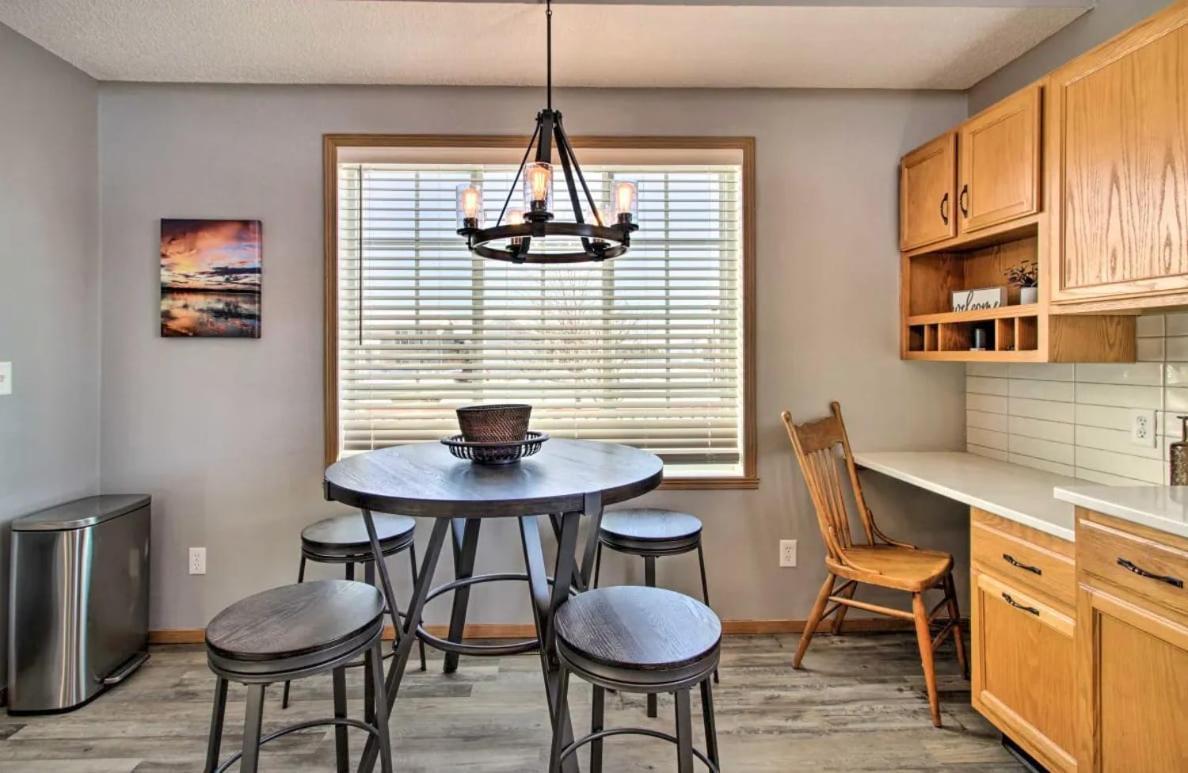 Welcoming West Fargo Retreat W Backyardヴィラ エクステリア 写真