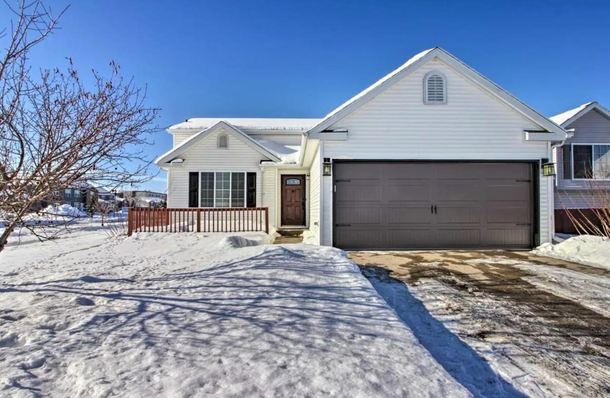 Welcoming West Fargo Retreat W Backyardヴィラ エクステリア 写真